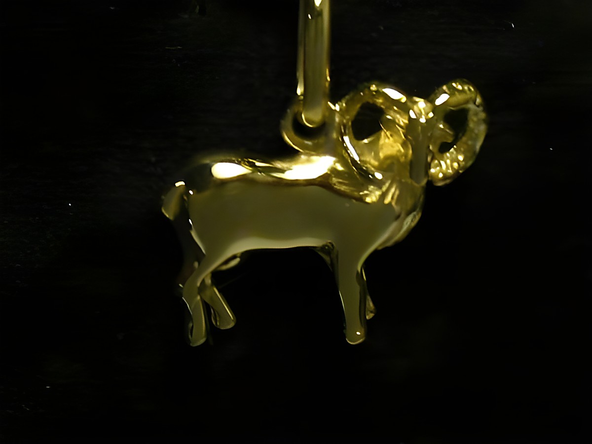 Plastischer Anhänger in Form eines Widders aus poliertem Gold, symbolisiert das Sternzeichen Widder, hergestellt von Juwelier Harnisch.
