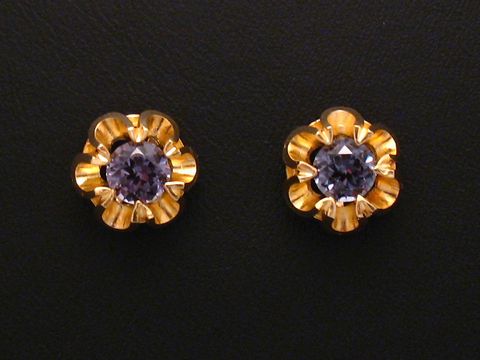 Ohrringe mit synthetischem Turmalin in Gold 585, hergestellt von Juwelier Harnisch, mit weiteren Steinen, blütenförmiges Design, elegant und funkelnd.