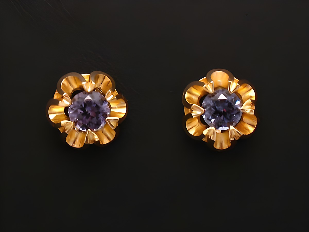 Ohrringe mit synthetischem Turmalin in Gold 585, hergestellt von Juwelier Harnisch, mit weiteren Steinen, blütenförmiges Design, elegant und funkelnd.