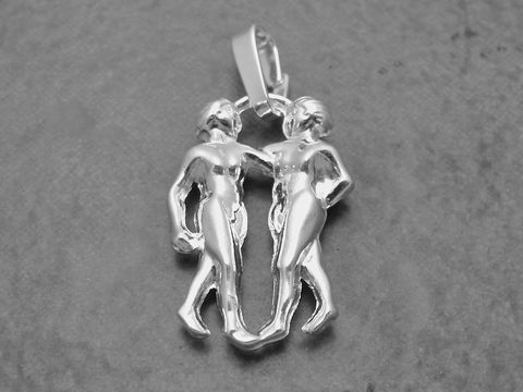 Anhänger mit dem Sternzeichen Zwilling aus plastisch gestaltetem Sterling Silber, dargestellt durch zwei stehende Figuren, ideal für Zwillinge, Hersteller Juwelier Harnisch.