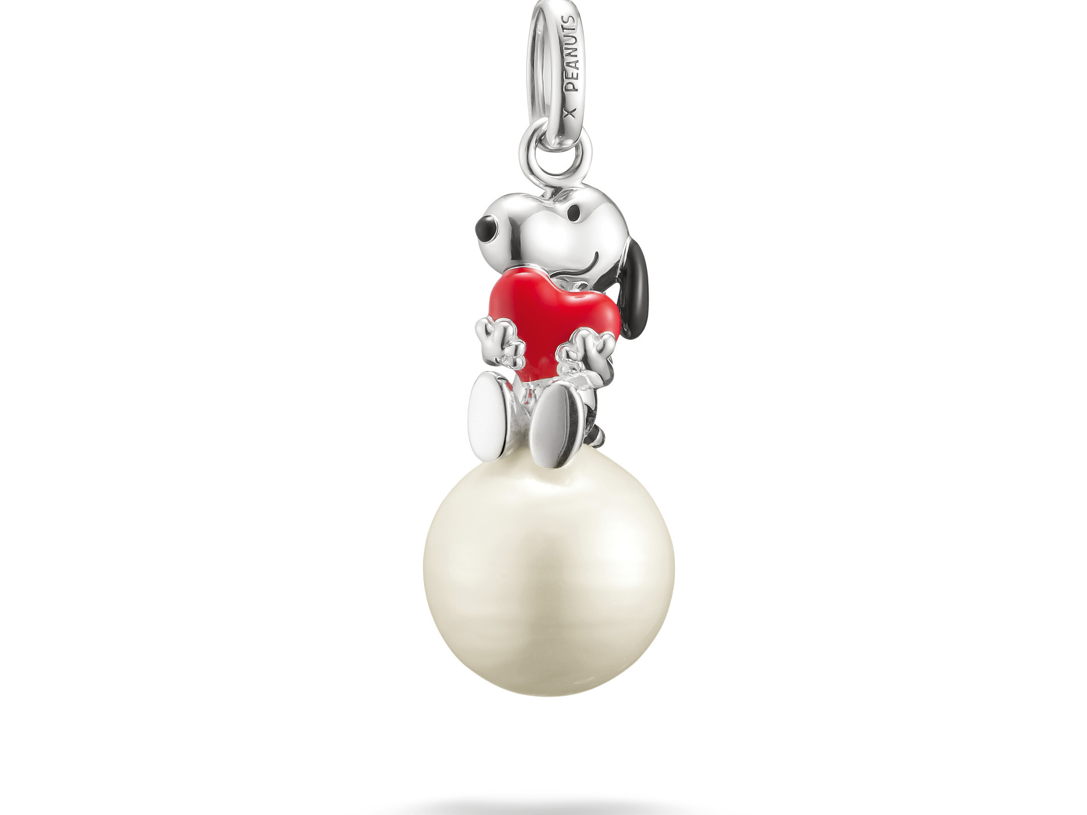 Thomas Sabo PE991-664-14 Peanuts Anhänger Snoopy mit einem roten Herzen, sitzend auf einem großen, glänzenden Schneeball. Ein niedliches Accessoire für Fans der Peanuts.