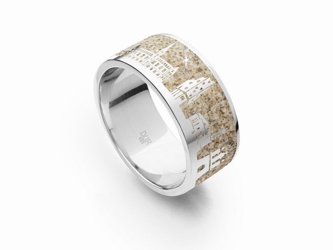 320225-0 Der DUR Strandring Hamburg 2.0 aus Sterling Silber in Größe 54 zeigt eine filigrane Struktur mit Hamburger Wahrzeichen auf einem sandfarbenen Untergrund.