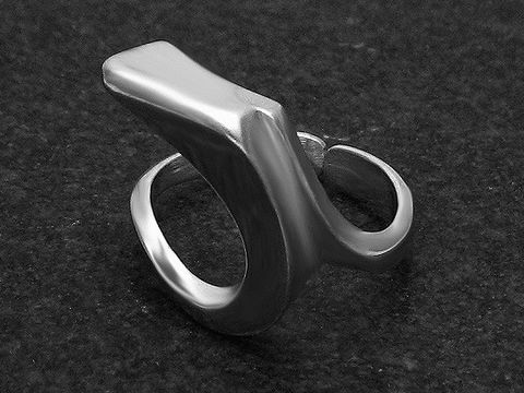 Silberring einzigartig Größe wenig verstellbar Hersteller Juwelier Harnisch ohne Stein in modernem Design, glänzende Oberfläche und geschwungene Form, ideal für besondere Anlässe.