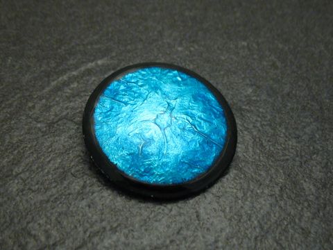 60908-0 Brosche COOL in hellblau, gefertigt aus Emaille und vergoldet, mit nostalgischem Design von Juwelier Harnisch, ideal als Vintage-Accessoire.