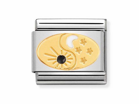 303027251-0 Das Bild zeigt ein elegantes Charm von Nomination in der Composable Classic Cosmo Edition, aus Edelstahl mit einer emaillierten Darstellung von Sonne und Mond sowie kleinen Sternen, teilweise in 18Kt Gold.