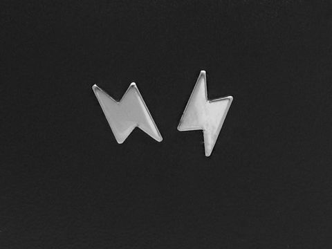Edelstahl Ohrringe in Blitz-Form, Ohrstecker von Juwelier Harnisch, modernes Design, glänzende Oberfläche, ideal für trendbewusste Looks.