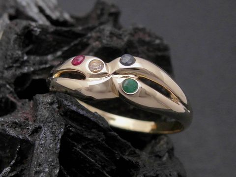 Gold Ring aus 585er Gold mit Smaragd, Rubin, Safir und Zirkonia. Jewel Harnisch, Größe 51,5 bis 52/17. Elegantes Design, ideal als Geschenk oder für besondere Anlässe.