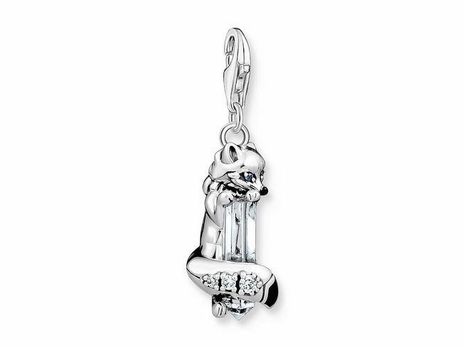 Charm-Anhänger von Thomas Sabo in Sterling Silber mit Kaltemail, Quarz und Zirkonia, gestaltet als Polarfuchs, der einen Edelstein umklammert. Ideal für tierische Schmuckliebhaber.