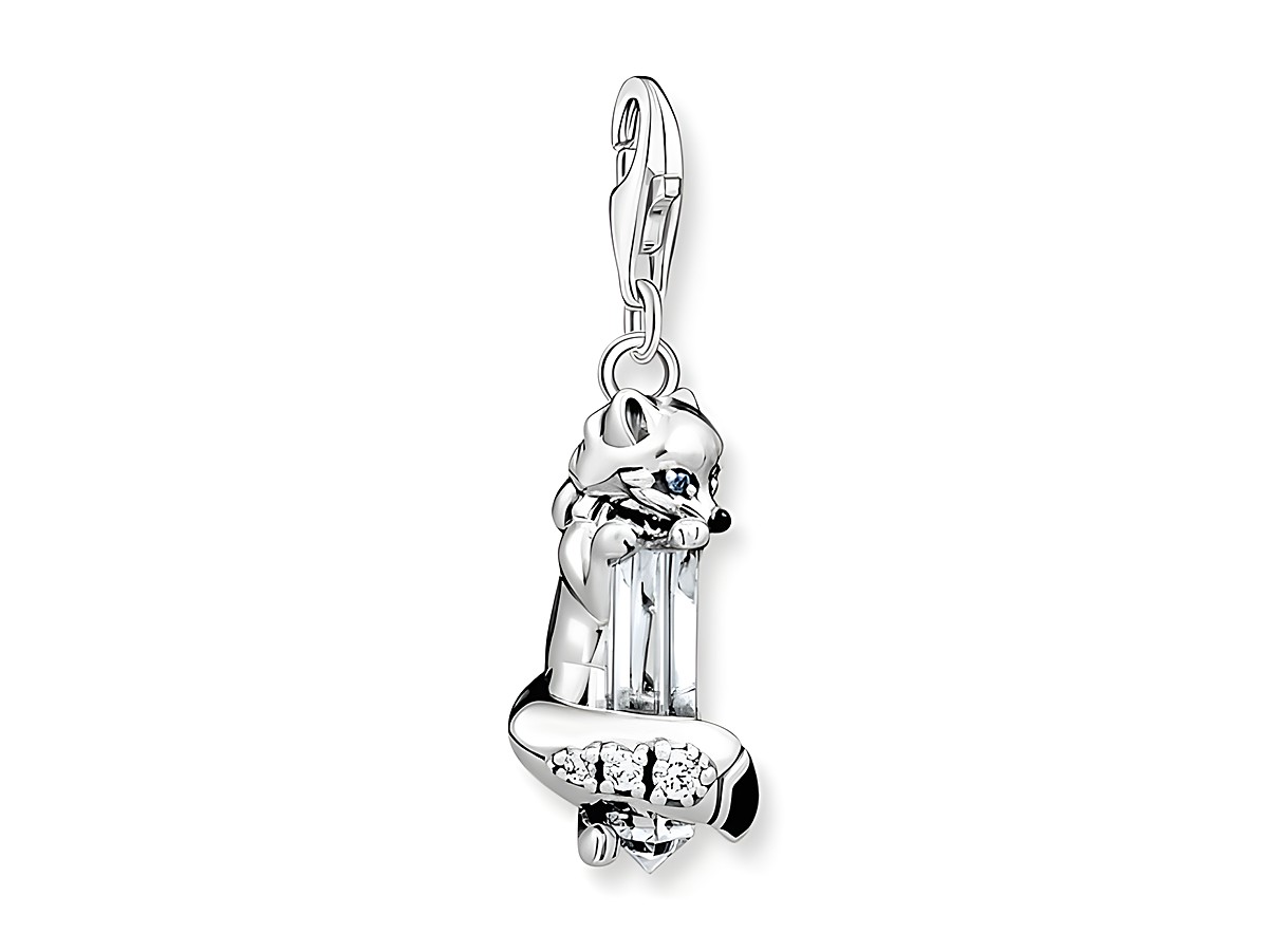 Charm-Anhänger von Thomas Sabo in Sterling Silber mit Kaltemail, Quarz und Zirkonia, gestaltet als Polarfuchs, der einen Edelstein umklammert. Ideal für tierische Schmuckliebhaber.