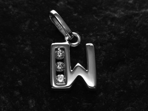 Buchstabe W Anhänger aus Silber rhodiniert mit Zirkonia, Hersteller Juwelier Harnisch, elegantes Design für persönlichen Schmuck. Ideal als Geschenk oder für den eigenen Stil.
