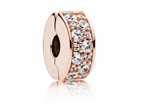 79215858-0 Pavé-Glanz Clip Charm aus PANDORA Rose mit funkelnden Zirkonia, verleiht jedem Armband einen eleganten Touch und strahlt glamourösen Schmuckstil aus.