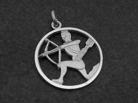 Silber Anhänger rund mit dem Sternzeichen Schütze, Hersteller Juwelier Harnisch, zeigt einen Bogenschützen in einer dynamischen Pose innerhalb eines kreisförmigen Designs.