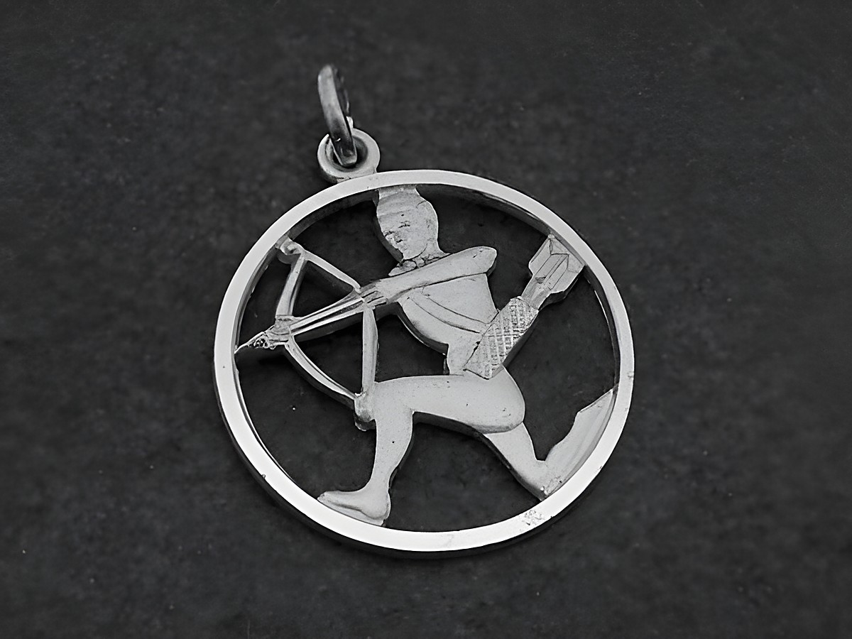 Silber Anhänger rund mit dem Sternzeichen Schütze, Hersteller Juwelier Harnisch, zeigt einen Bogenschützen in einer dynamischen Pose innerhalb eines kreisförmigen Designs.