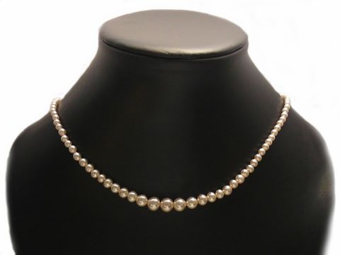 Perlenkette verlaufend mit Silberverschluss, 43 cm, Hersteller Juwelier Harnisch, Zuchtperlen, perfekter Modeschmuck für elegante Anlässe.