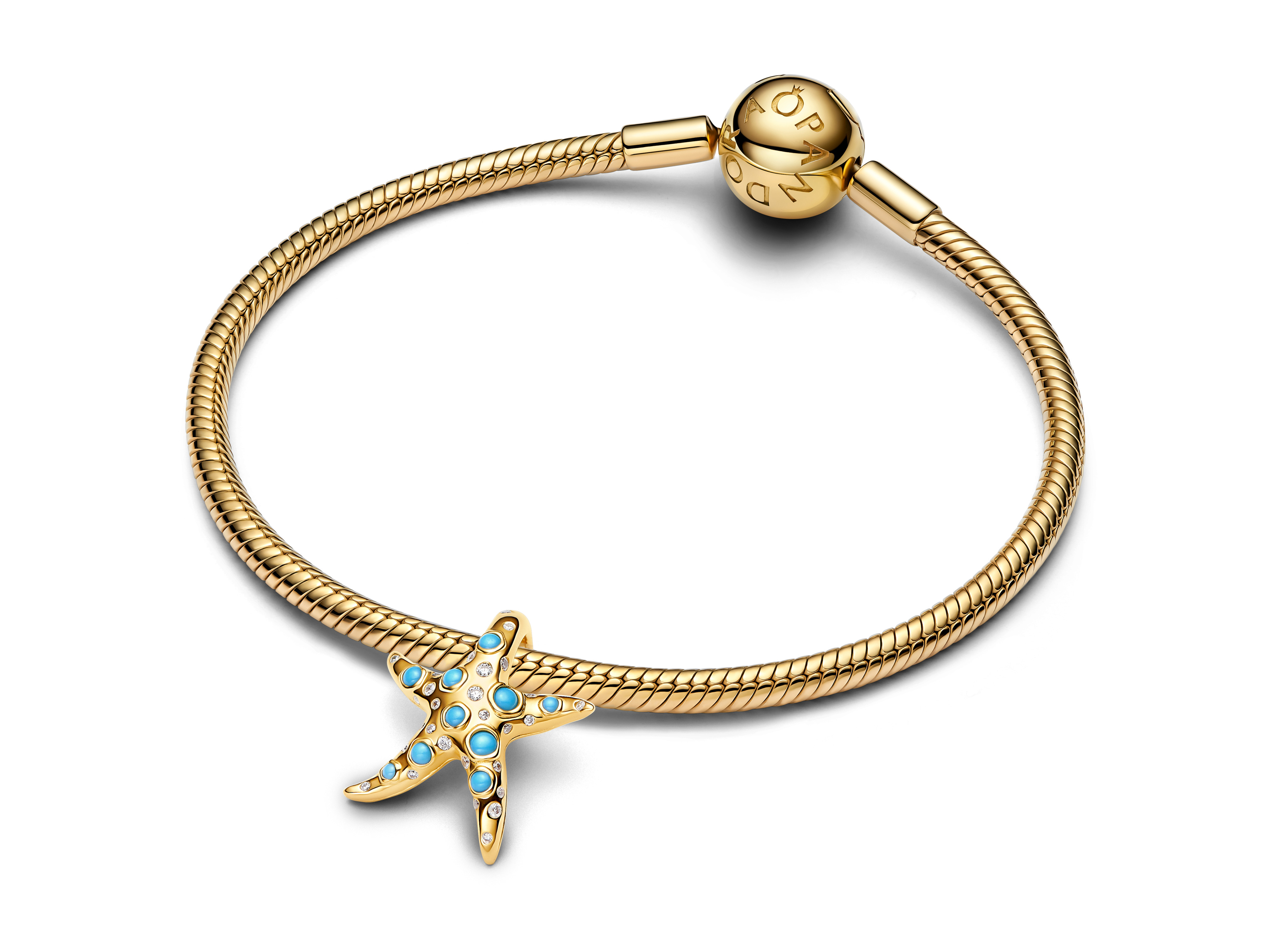 Funkelnder Seestern Charm von Pandora, in Gelbgold vergoldet, mit Zirkonia und Kristallen besetzt, elegant an einem feinen Armband angebracht, ideal für einen besonderen Anlass.