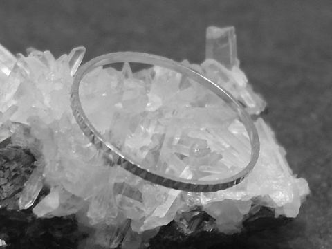 Silber Ring rhodiniert 1mm breit Größe 50 15,8mm auf Kristallen liegend, Hersteller Juwelier Harnisch bis Größe 50 15,9.