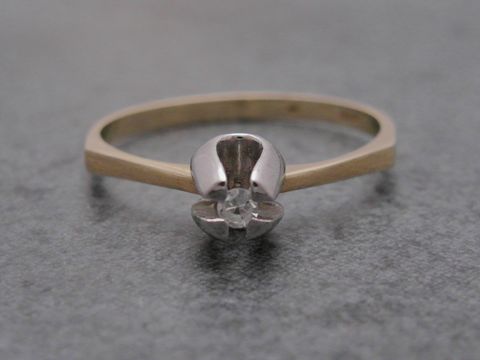 Goldring in aufregendem Design aus Gold 333 bicolor mit einem funkelnden Diamanten, Größe 53, Hersteller Juwelier Harnisch, geeignet bis Größe 54, 17,5.