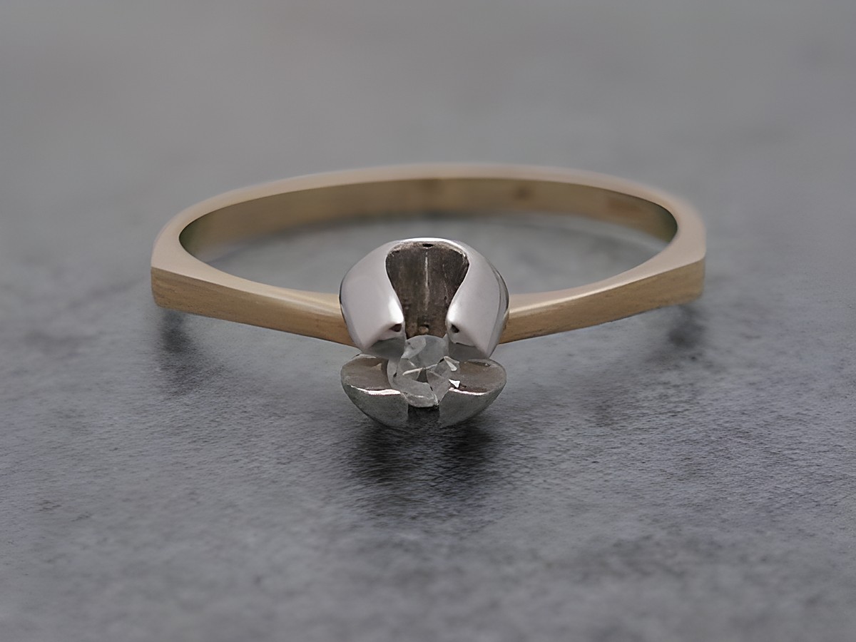 Goldring in aufregendem Design aus Gold 333 bicolor mit einem funkelnden Diamanten, Größe 53, Hersteller Juwelier Harnisch, geeignet bis Größe 54, 17,5.