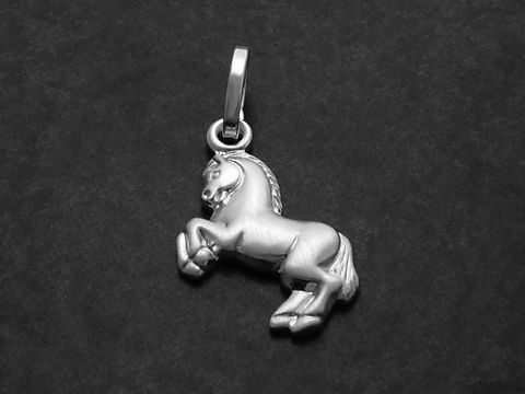 Pferd Anhänger aus mattiertem Sterling Silber für Kinder, tolles tierisches Schmuckstück, hergestellt von Juwelier Harnisch, ideal als Geschenk oder für den täglichen Gebrauch.