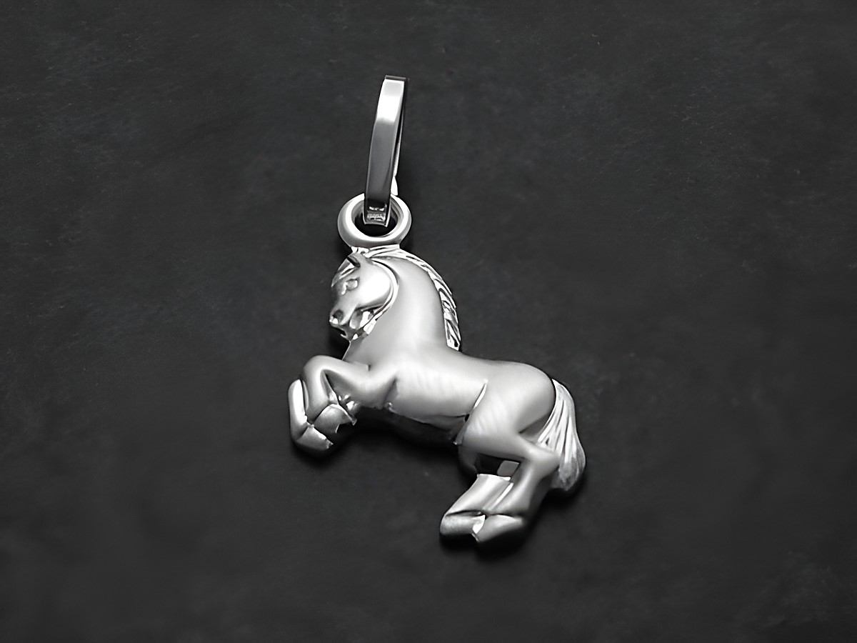 Pferd Anhänger aus mattiertem Sterling Silber für Kinder, tolles tierisches Schmuckstück, hergestellt von Juwelier Harnisch, ideal als Geschenk oder für den täglichen Gebrauch.