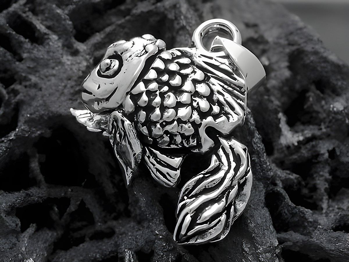 Koi Karpfen Anhänger aus Sterling Silber mit beweglichem Kopf, Flossen und Schwanz, detailreich gestaltet, ideal für Tierliebhaber und Schmuckbegeisterte. – Ansicht 2
