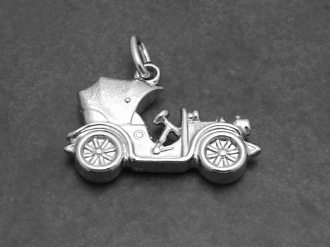 Silber Anhänger eines Oldtimers im klassischen Design, Hersteller: Juwelier Harnisch, ideal für Fahrzeugliebhaber und Sammler.