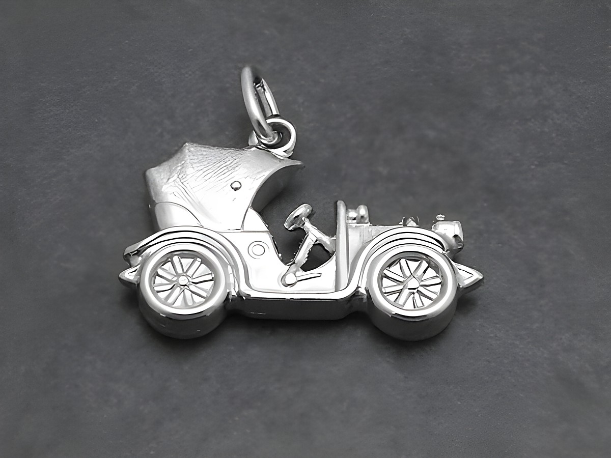 Silber Anhänger eines Oldtimers im klassischen Design, Hersteller: Juwelier Harnisch, ideal für Fahrzeugliebhaber und Sammler.