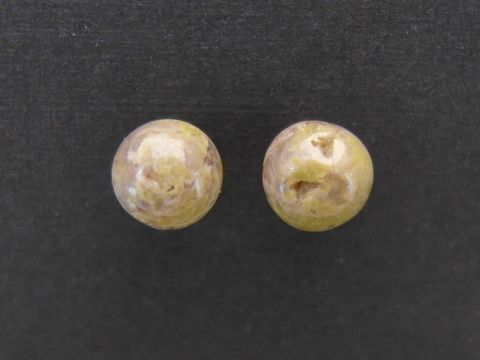 Silber Ohrringe mit grünem Achat in Kugelform, Durchmesser 6,5 mm, Hersteller Juwelier Harnisch, stilvolle und elegante Schmuckstücke für jeden Anlass.
