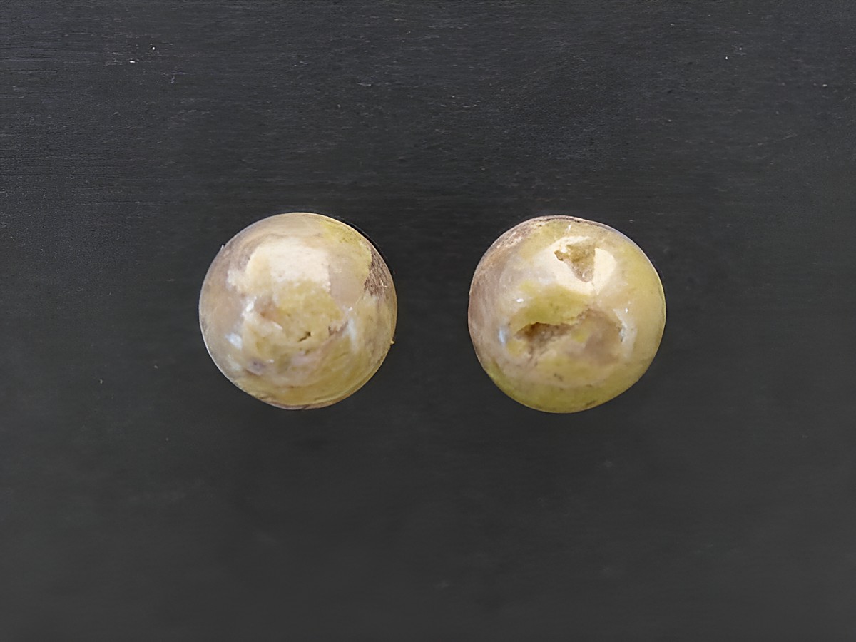Silber Ohrringe mit grünem Achat in Kugelform, Durchmesser 6,5 mm, Hersteller Juwelier Harnisch, stilvolle und elegante Schmuckstücke für jeden Anlass.