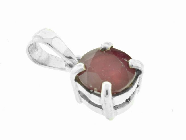 Oval facettierter Anhänger aus Rubin mit Glasfüllung in einer Silber 925 Fassung, zeitloses Design, Hersteller Juwelier Harnisch.