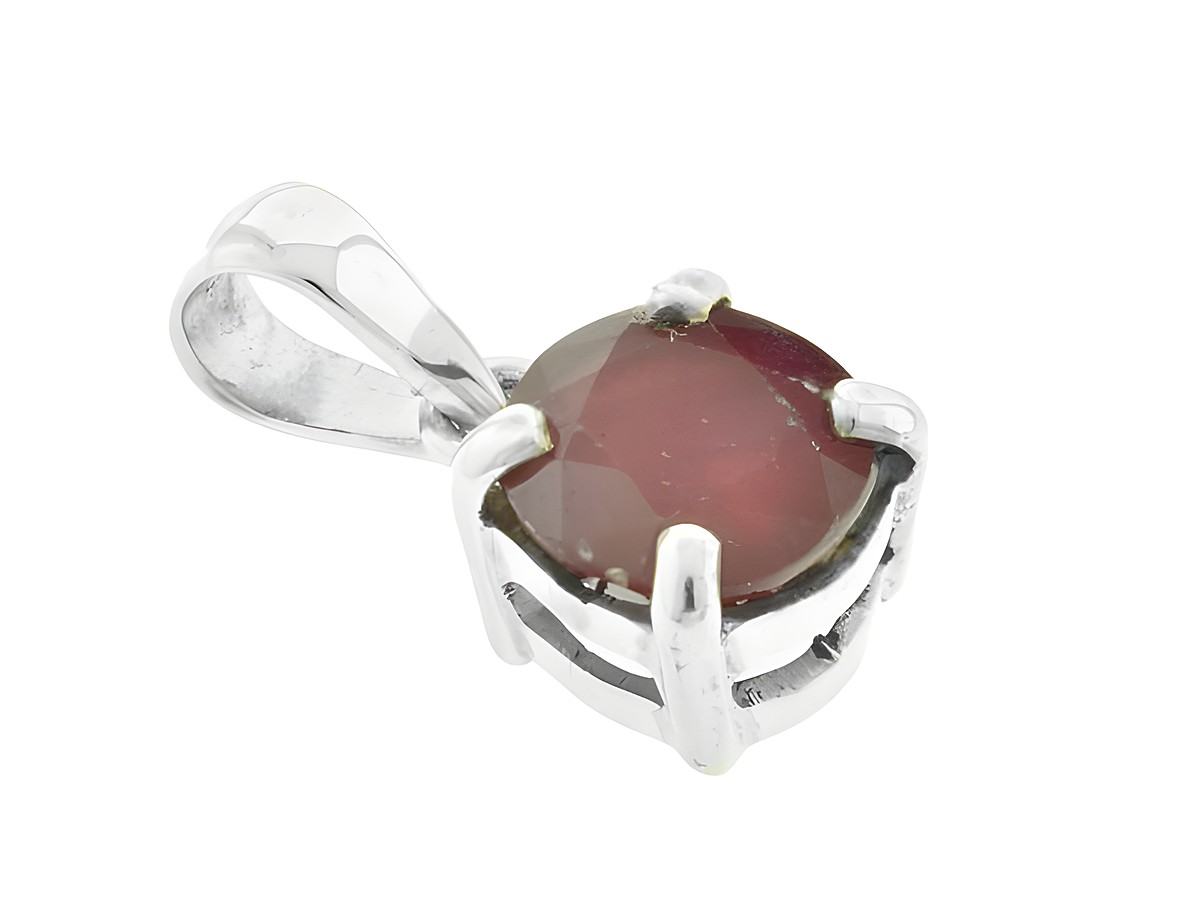 Oval facettierter Anhänger aus Rubin mit Glasfüllung in einer Silber 925 Fassung, zeitloses Design, Hersteller Juwelier Harnisch.