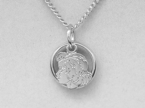 Taufring mit Gesicht eines Mädchens aus Sterling Silber, verziert mit einem blauen Safir, inkl. Gravur, Hersteller Juwelier Harnisch, edles Design für besondere Anlässe.