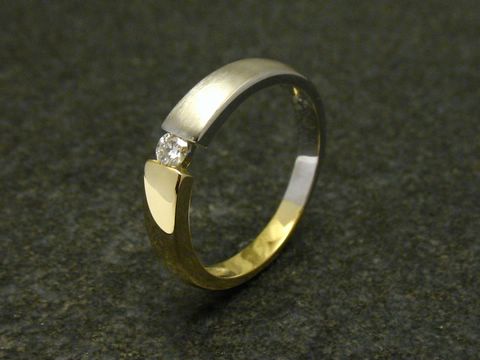 Bicolor Gold Ring teilmattiert mit Diamant in Größe 52/17 vom Hersteller Juwelier Harnisch, elegantes Design mit glänzenden und matten Oberflächen, ideal als Ring für besondere Anlässe.