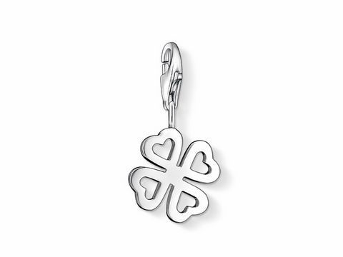 Kleeblatt Charm Anhänger von Thomas Sabo aus Silber, mit vier herzförmigen Ausschnitten, symbolisiert Glück und Freude. Ideal als Glücksbringer für individuelle Schmuckstücke.