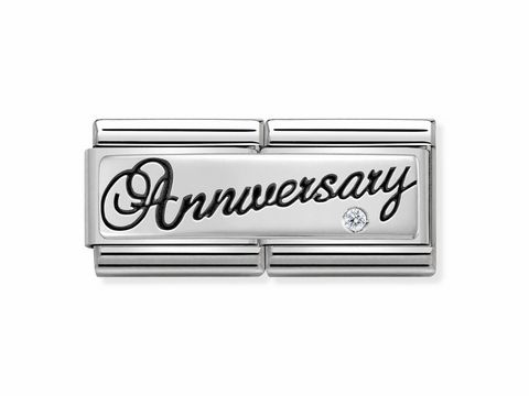 433073003-0 Silberner Charm mit der Gravur Anniversary und einem kleinen Diamanten, Teil der Nomination 330730 03 Composable DOUBLE Classic Kollektion, ideal als Geschenk zum Jahrestag.