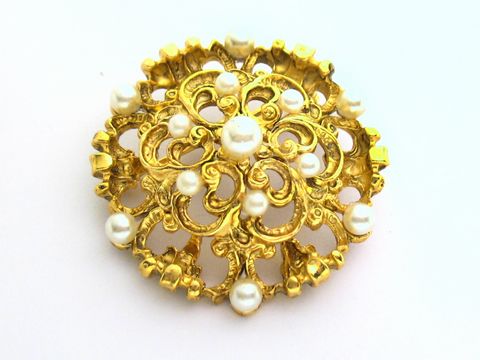 Elegante Brosche im Sexy City Look aus Gold mit filigranem Design und Zuchtperl-Imitationen, hergestellt von Juwelier Harnisch, idealer Modeschmuck für besondere Anlässe.