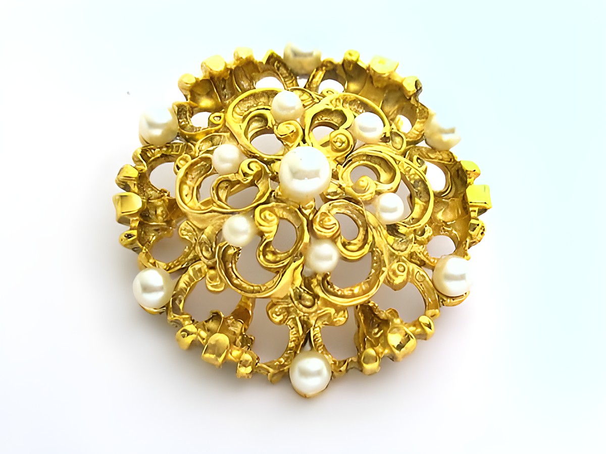 Elegante Brosche im Sexy City Look aus Gold mit filigranem Design und Zuchtperl-Imitationen, hergestellt von Juwelier Harnisch, idealer Modeschmuck für besondere Anlässe.