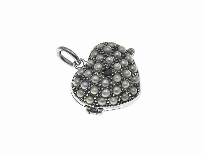 Medaillon in Herzform aus Silber mit zeitlosem Design, verziert mit Perlen und einem Safir. Hersteller: Juwelier Harnisch, ideal für besondere Anlässe.