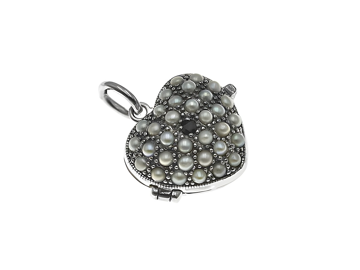 Medaillon in Herzform aus Silber mit zeitlosem Design, verziert mit Perlen und einem Safir. Hersteller: Juwelier Harnisch, ideal für besondere Anlässe.