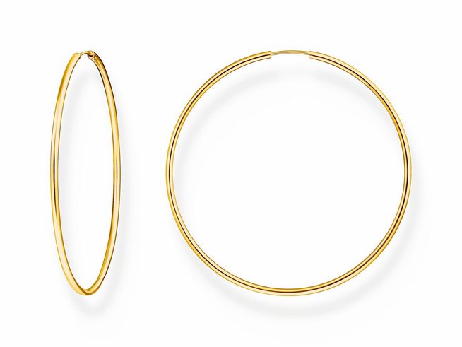Große Creolen aus Silber mit einer Vergoldung in Gelbgold, elegant und zeitlos, ideal für jeden Anlass und perfekt kombinierbar mit anderen Schmuckstücken.