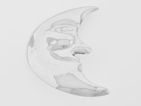 Halbmond 925 Sterling Silber Brosche Anhänger mit einem stilisierten Gesicht, glänzende Oberfläche und geschwungene Form, hergestellt von Juwelier Harnisch, idealer Blickfang für jedes Outfit.