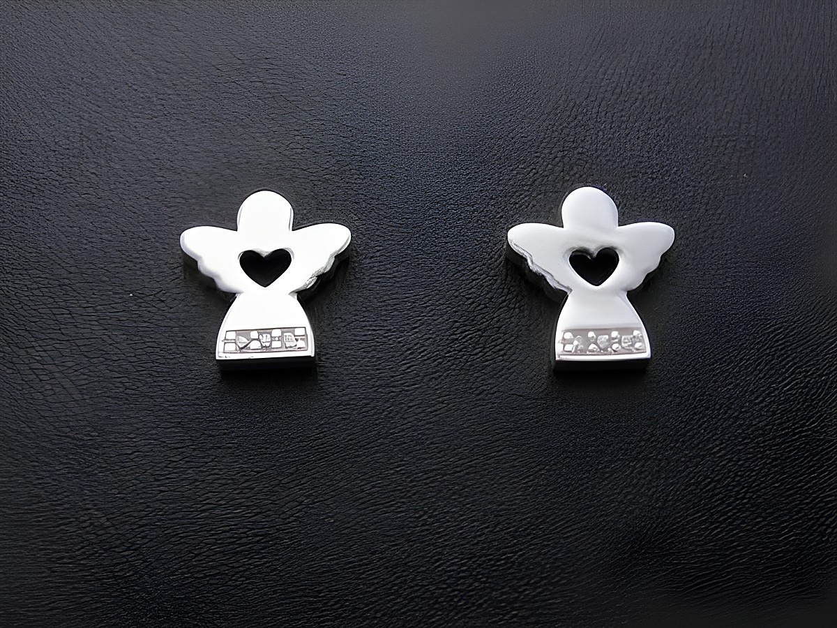 Silber Ohrstecker in Engel-Form mit Herz und Zirkonia in weiß, lieblich gestaltet, ideal für Kinder, Hersteller: Juwelier Harnisch.