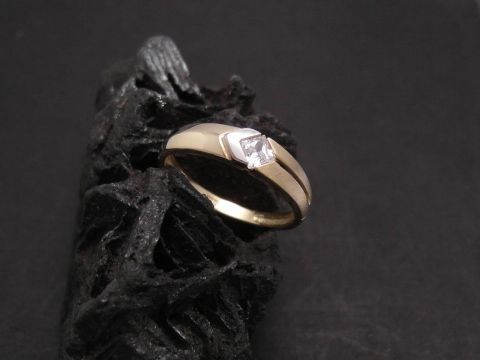 Gold Ring schön Gold 333 Zirkonia Gr. 56 Hersteller Juwelier Harnisch bis Gr. 56/18. Eleganter Ring mit glänzender Optik und strahlendem Zirkonia. Ideal als Schmuckstück für jeden Anlass.