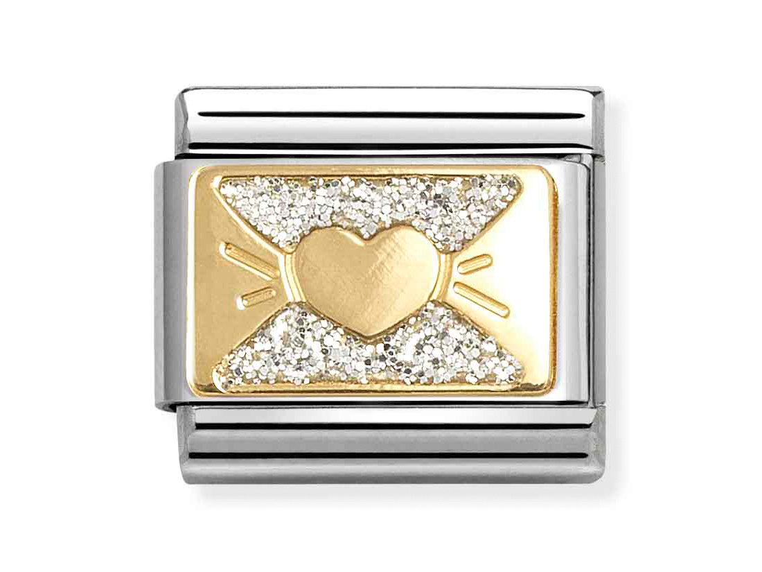 Ein eleganter Charm von Pandora, geprägt mit einem goldenen Herz und umgeben von funkelndem Glitter, auf einem silbernen Hintergrund, ideal für eine stilvolle Schmuckkollektion.