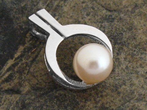 Silber Anhänger Design mit synthetischer Zuchtperle aus echtem Silber, Hersteller Juwelier Harnisch, stilvolles Schmuckstück mit glänzender Perle.