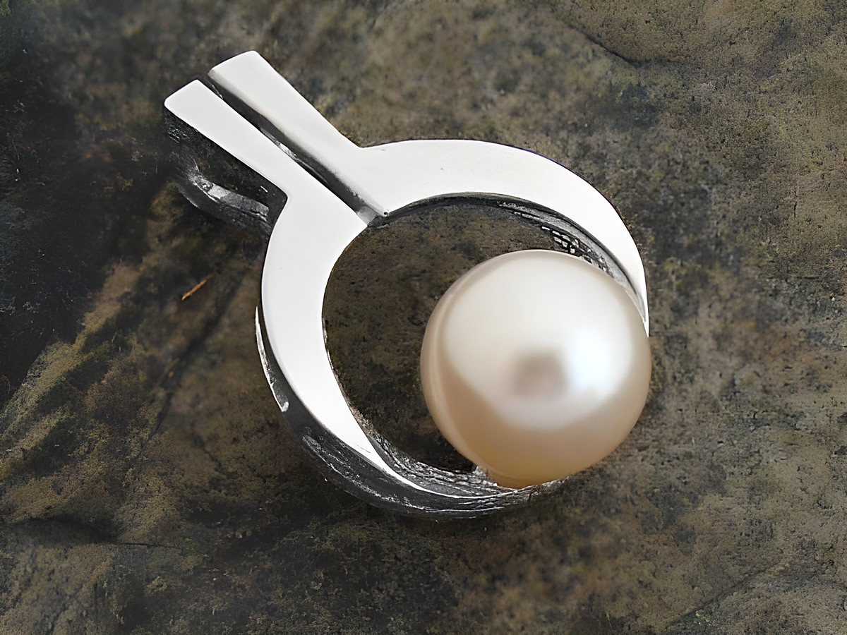 Silber Anhänger Design mit synthetischer Zuchtperle aus echtem Silber, Hersteller Juwelier Harnisch, stilvolles Schmuckstück mit glänzender Perle.