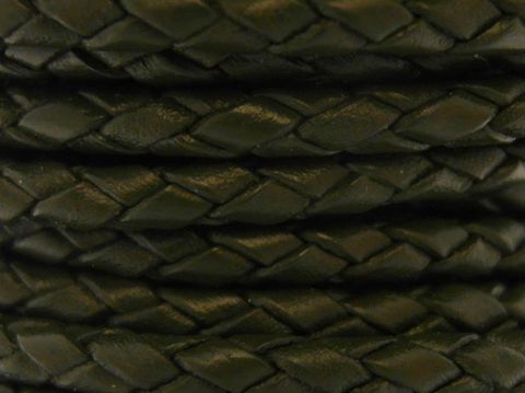 Lederband geflochten in Olivgrün mit einer Länge von 75 cm und einer Stärke von 3 mm, versehen mit einem Silber Karabiner von Hersteller Juwelier Harnisch.