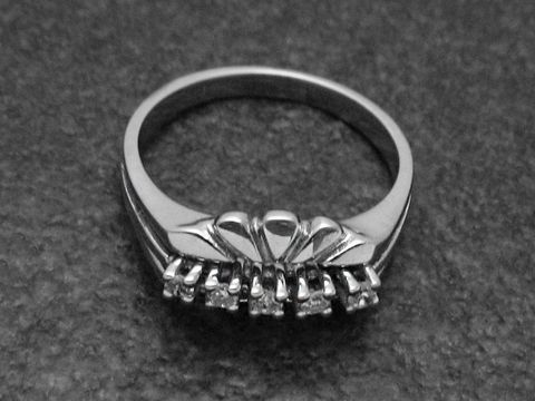 Goldring aus Weißgold 585 mit raffinierten Diamanten in der Größe 55,5, Hersteller Juwelier Harnisch, bis Größe 56/18. Elegantes Design mit funkelnden Steinen.