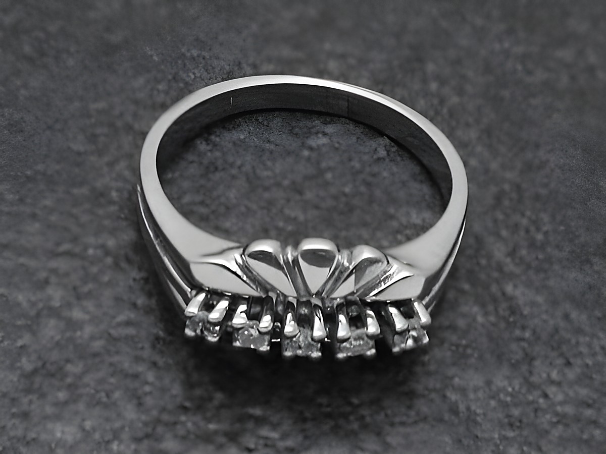 Goldring aus Weißgold 585 mit raffinierten Diamanten in der Größe 55,5, Hersteller Juwelier Harnisch, bis Größe 56/18. Elegantes Design mit funkelnden Steinen.