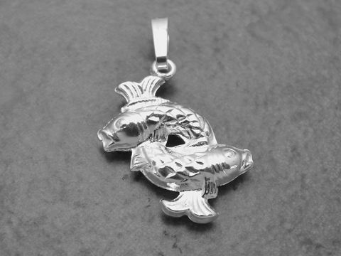 Zwei plastisch gestaltete Fische als Anhänger aus rhodiniertem Sterling Silber, hergestellt von Juwelier Harnisch, symbolisieren das Sternzeichen Fische.